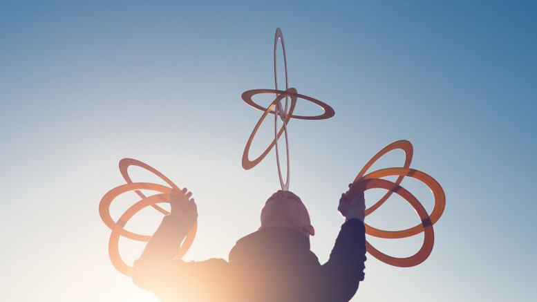 Cirkuskonstnär Emil Dahl jonglerar med ringar