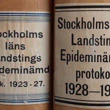 äldre bokpärmar med etikett och gammal skrift