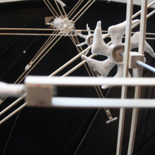 Bild: detalj av skulptur med roterande hjul på metallstavar
