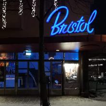 Snöig gata med biografen Bristol i Sundbyberg i nattbelysning