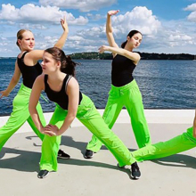Fyra unga dansare som dansar på en klipphäll i Stockholms skärgård