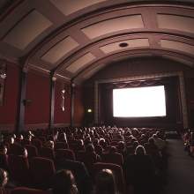 En bild som visar en biografsalong med publik.