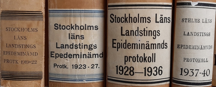 äldre bokpärmar med etikett och gammal skrift
